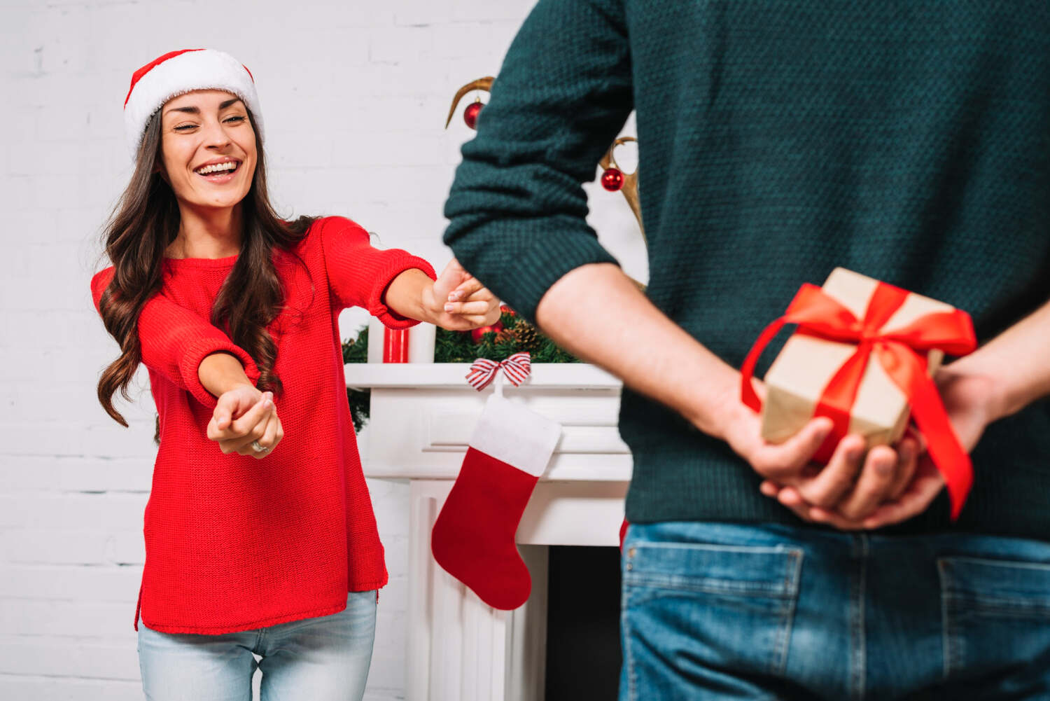 Mujer esperando regalo de navidad que esconde su novio