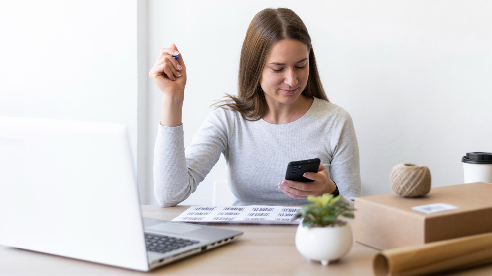 Chica organizando sus finanzas con su financiera crédito online Panamá 