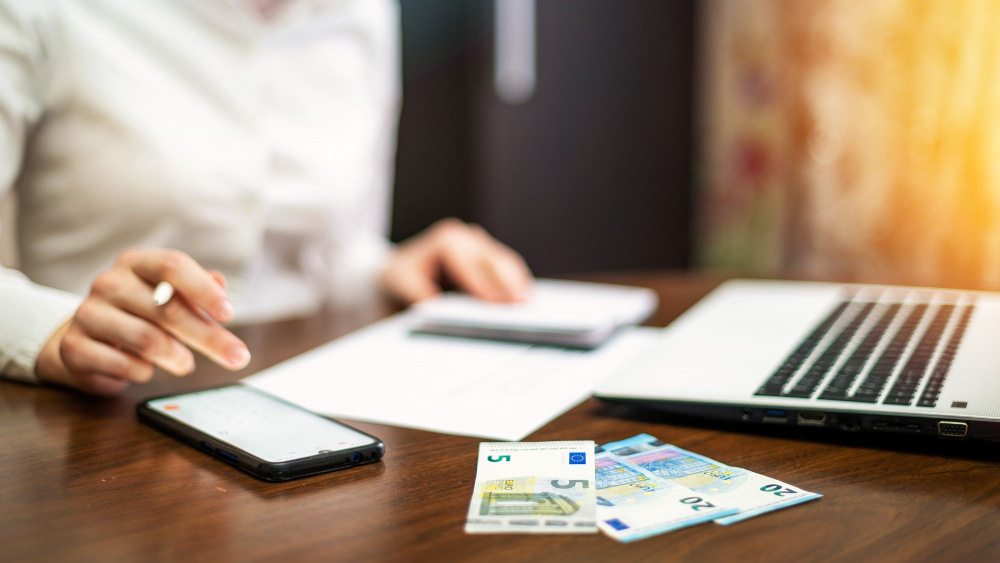 Mujer consultando en línea su financiera crédito online Panamá 
