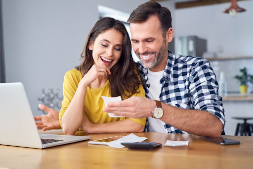 pareja revisando intereses en préstamos personales