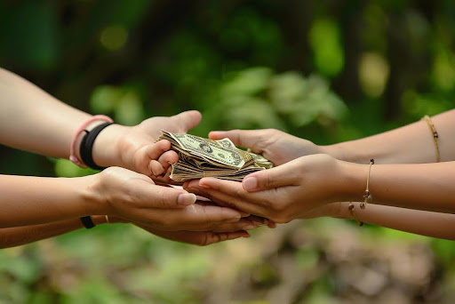 Prestamos con pago voluntario, grupo de personas recolectando sus pagos.