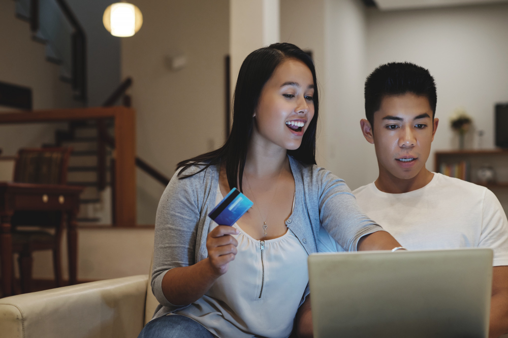 Pareja de jóvenes sacando su primer préstamo en Panamá