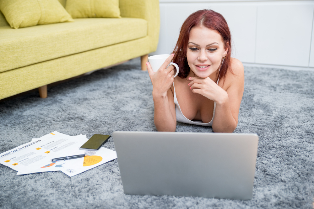mujer arreglando sus finanzas para hacer su préstamo online 