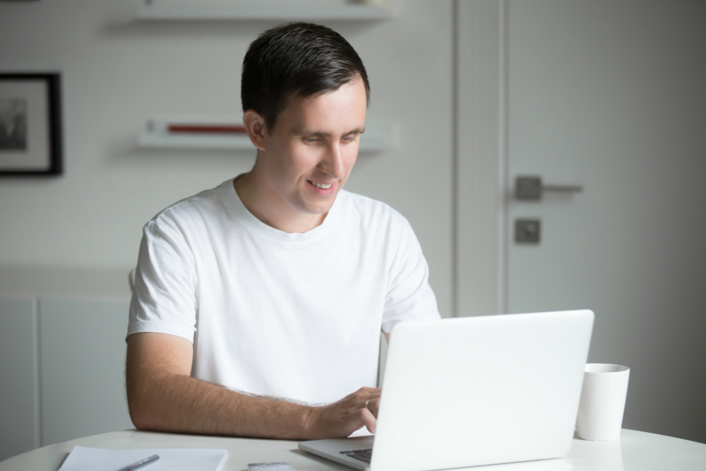 Chico aplicando a su préstamo personal online desde su oficina 